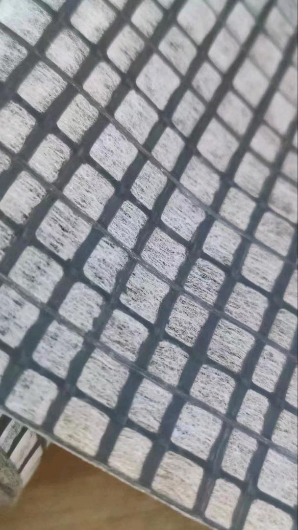 網格：滌綸材質 （黑色） 底布：15G白色無紡布  網格：0.5cm 紙管直徑：5.5cm 寬：10cm  長：50m 用途：裝修用 石膏板與石膏板之間的接縫   防開裂