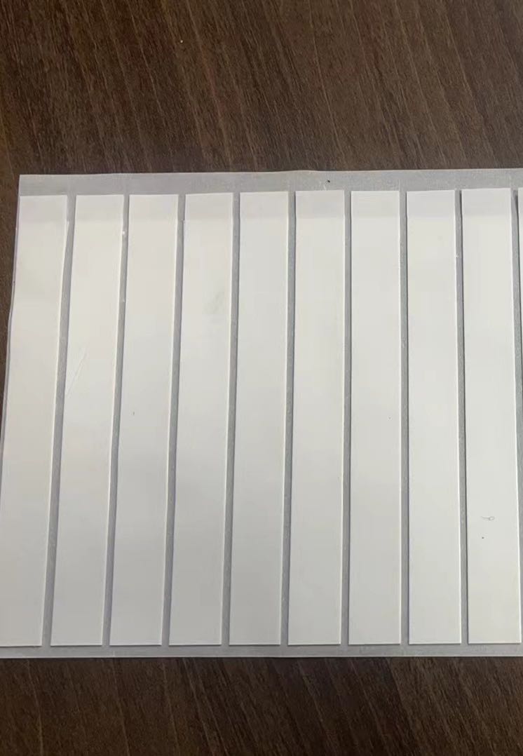 尋便宜的0.5mm厚玻纖導(dǎo)熱雙面膠，導(dǎo)熱要求不高，主要是玻纖材質(zhì)。雙面膠夠粘就行。要白色離型紙，不是藍(lán)色